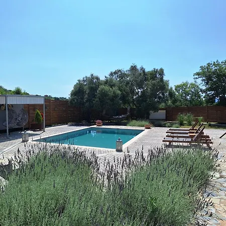 Serenity - Off Grid Poulades