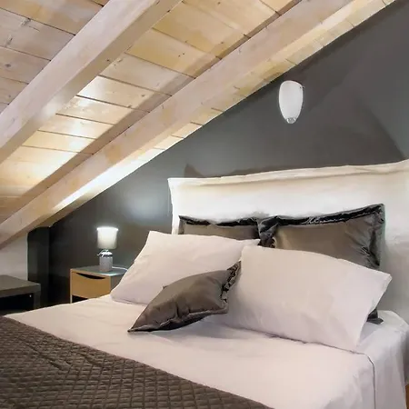 Ella's Stunning Pad Apartment