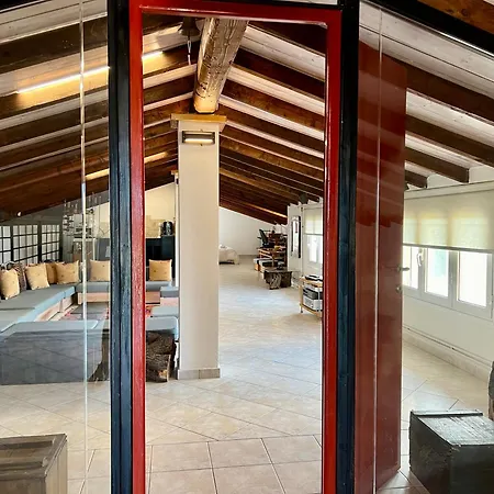 σοφιτα ξυλο μεταλο γυαλι Apartment Alykes Potamou