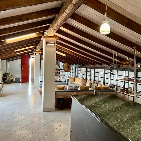 σοφιτα ξυλο μεταλο γυαλι Apartment *