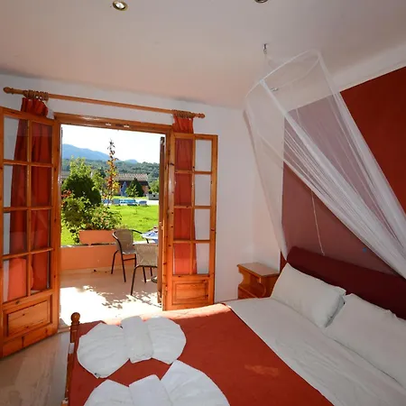 Charlies Venus Aparthotel 3*