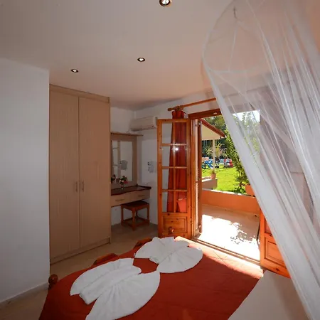 Charlies Venus Aparthotel 3*