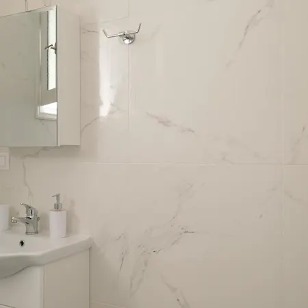Agatha's Bright Modern Luxury Apartment-2 *