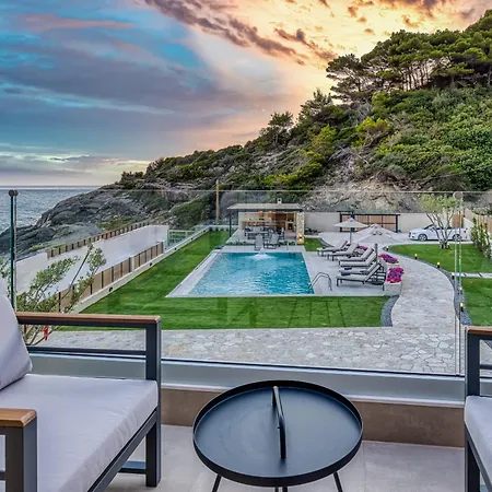 Avale Luxury Villa