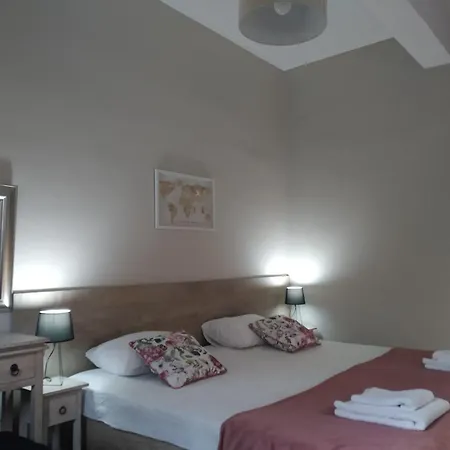 Apartment Trousas *