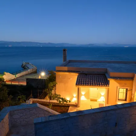 Achillion Bay Holiday home *