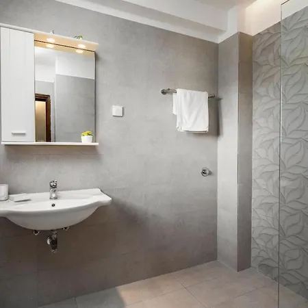 Apartment Anastasia With Private Pool & Outdoor Tub *