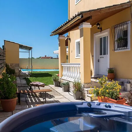 Apartment Anastasia With Private Pool & Outdoor Tub *