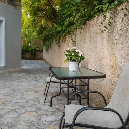 Apartment Adamantia Viros *