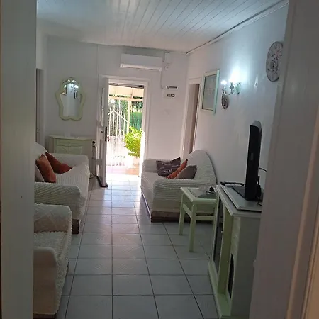 Angela, Traditional In The Village Holiday home *