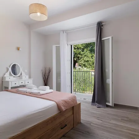 Sundial House Apartment Poulades