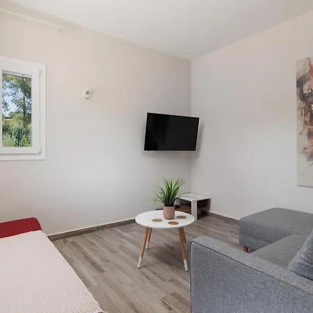 Sundial House Apartment Poulades