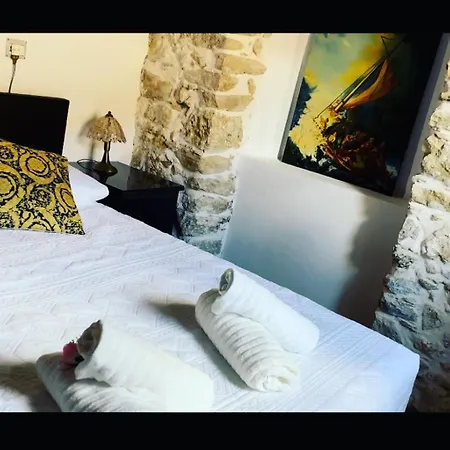 Art House Pagoi Sleeps 6 Parking 5 Min To Beach