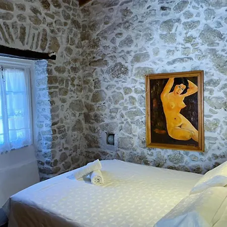 Art House Pagoi Sleeps 6 Parking 5 Min To Beach Holiday home