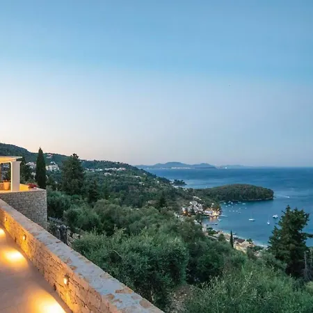 Beautiful New Overlooking The Beach!! *