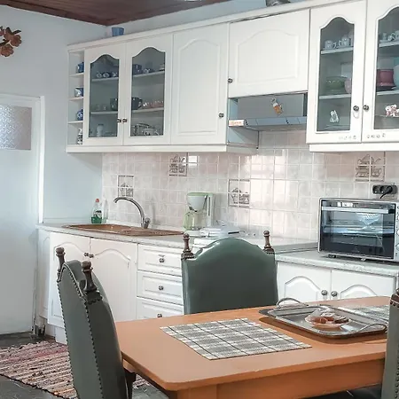 Nanas Mountain View House