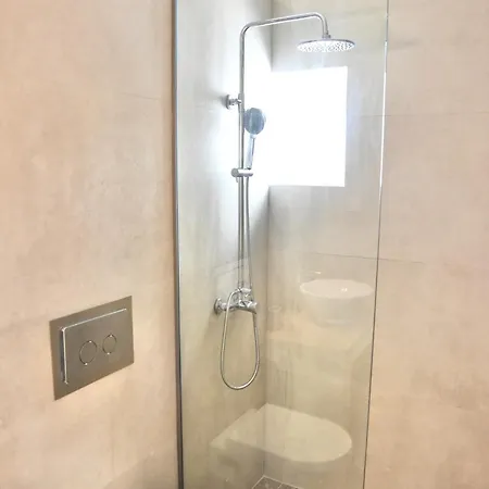 Staybridge Apartments, Mesongi