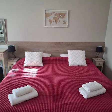 Apartment Trousas