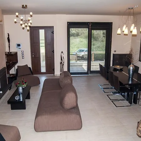 Tasos Villa *