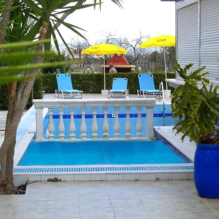 Crystal Kavos