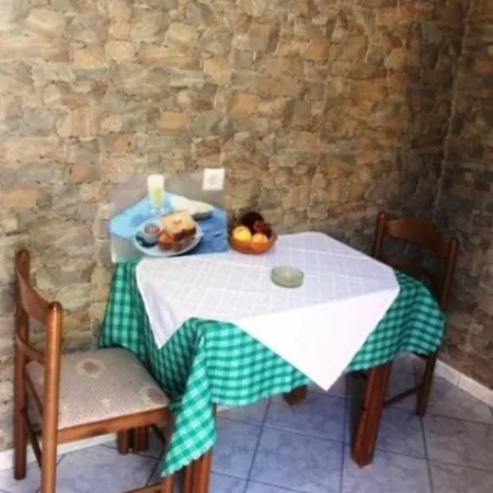 Leonidas Apartment *