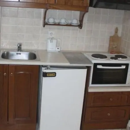 Leonidas Apartment *