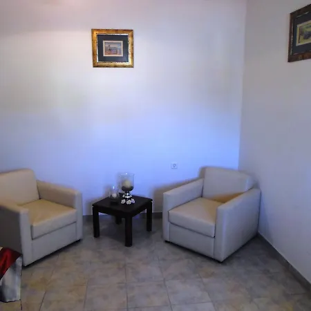Nikki's & Apartment