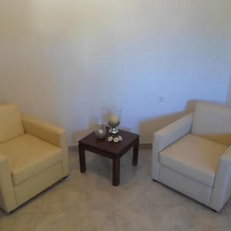 Apartment Nikki's & *
