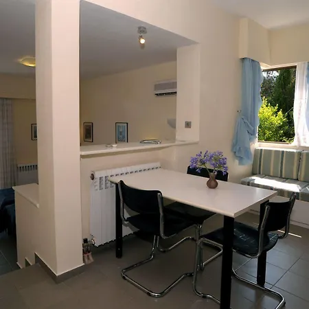 Nikolaos House Aparthotel 2*