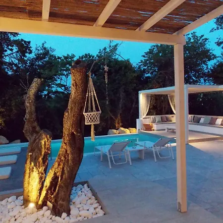Nikos Villa