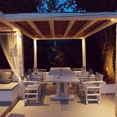 Nikos Villa