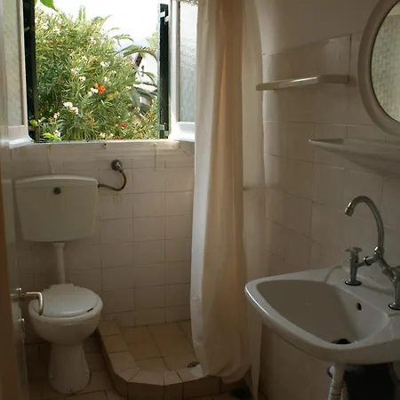 Front Salvanos Aparthotel