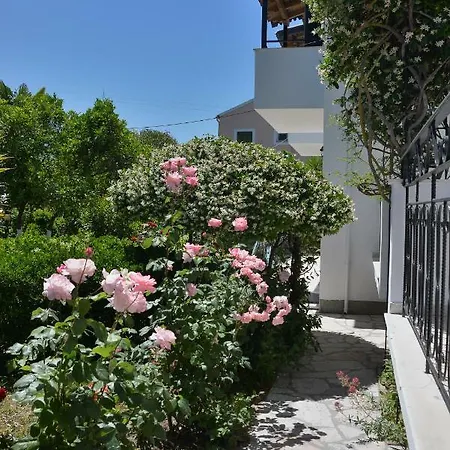 Kostas' Garden Apartment