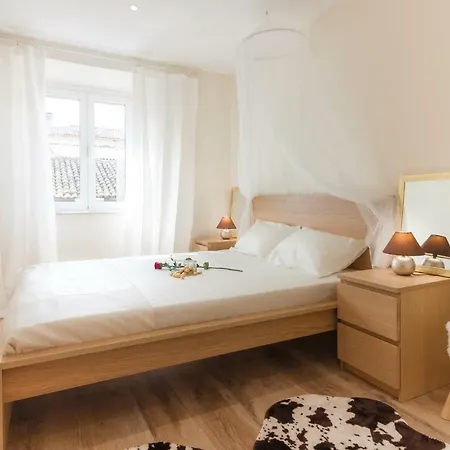 Elegant Old Town By Nadiona Apartment *