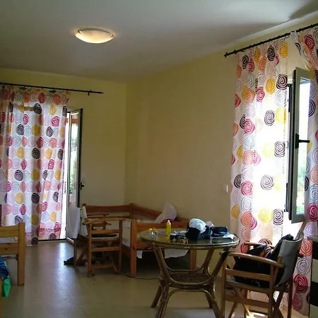 Kamari Aparthotel *