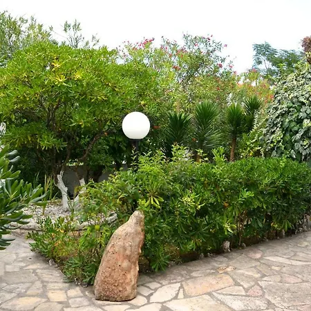 Kostas' Garden Apartment *