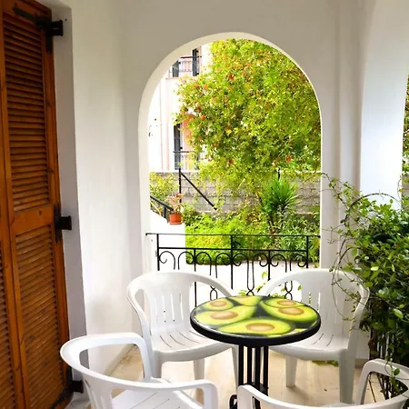 Kostas' Garden Apartment *