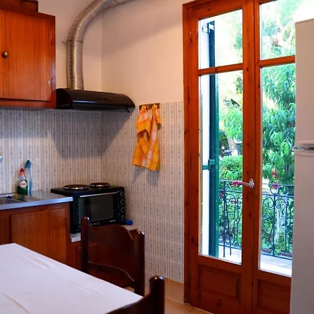 Kostas' Garden Apartment *