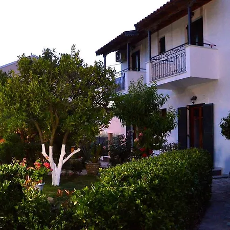 Kostas' Garden Apartment *