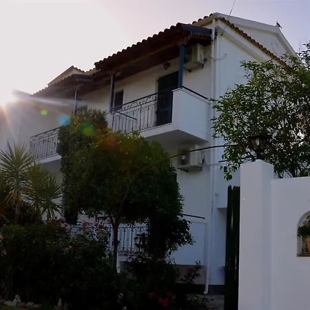 Kostas' Garden Apartment *