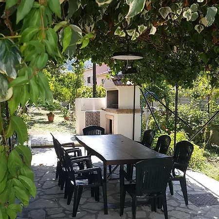 Kostas' Garden Apartment *