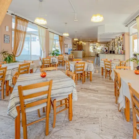 Chandris Aparthotel 3*
