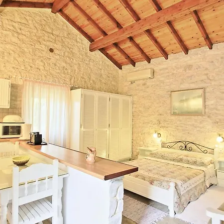 Korinas Cottage: Stone Close To The * Agni
