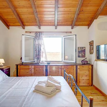 Yvoni Village House *