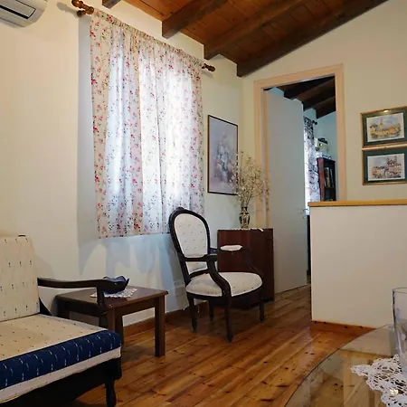 Yvoni Village House *