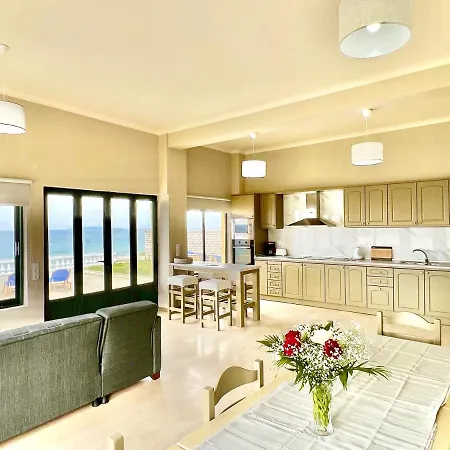 Beachfront Bellevue By Dadovillas Villa