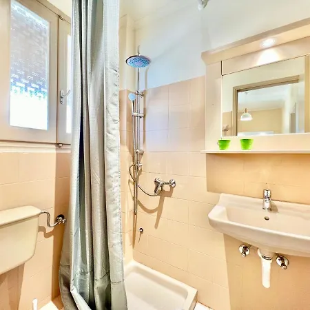 Beachfront Bellevue By Dadovillas Villa *