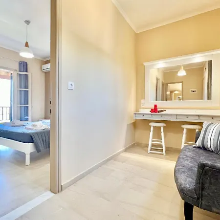 Beachfront Bellevue By Dadovillas Villa *