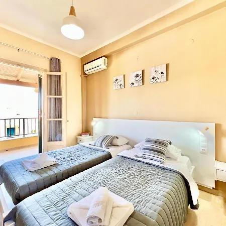 Beachfront Bellevue By Dadovillas Villa