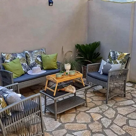 Petite With Patio At Garitsa! Apartment *